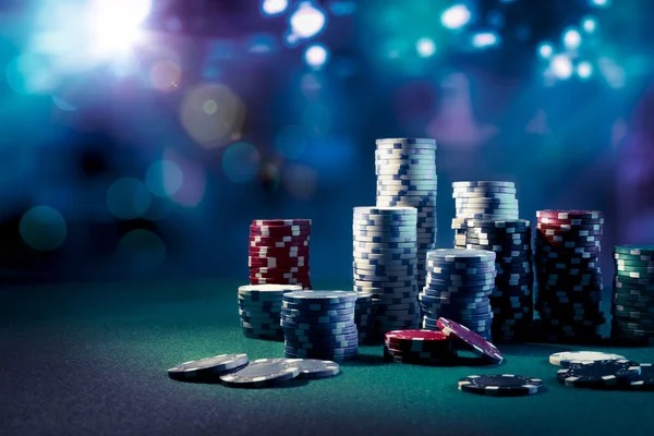Play'n GO live dealer studio interface on mobile phone